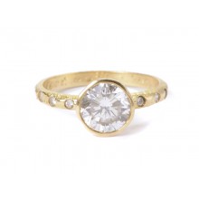 window_ring_in_18kt_gold_with_diamonds